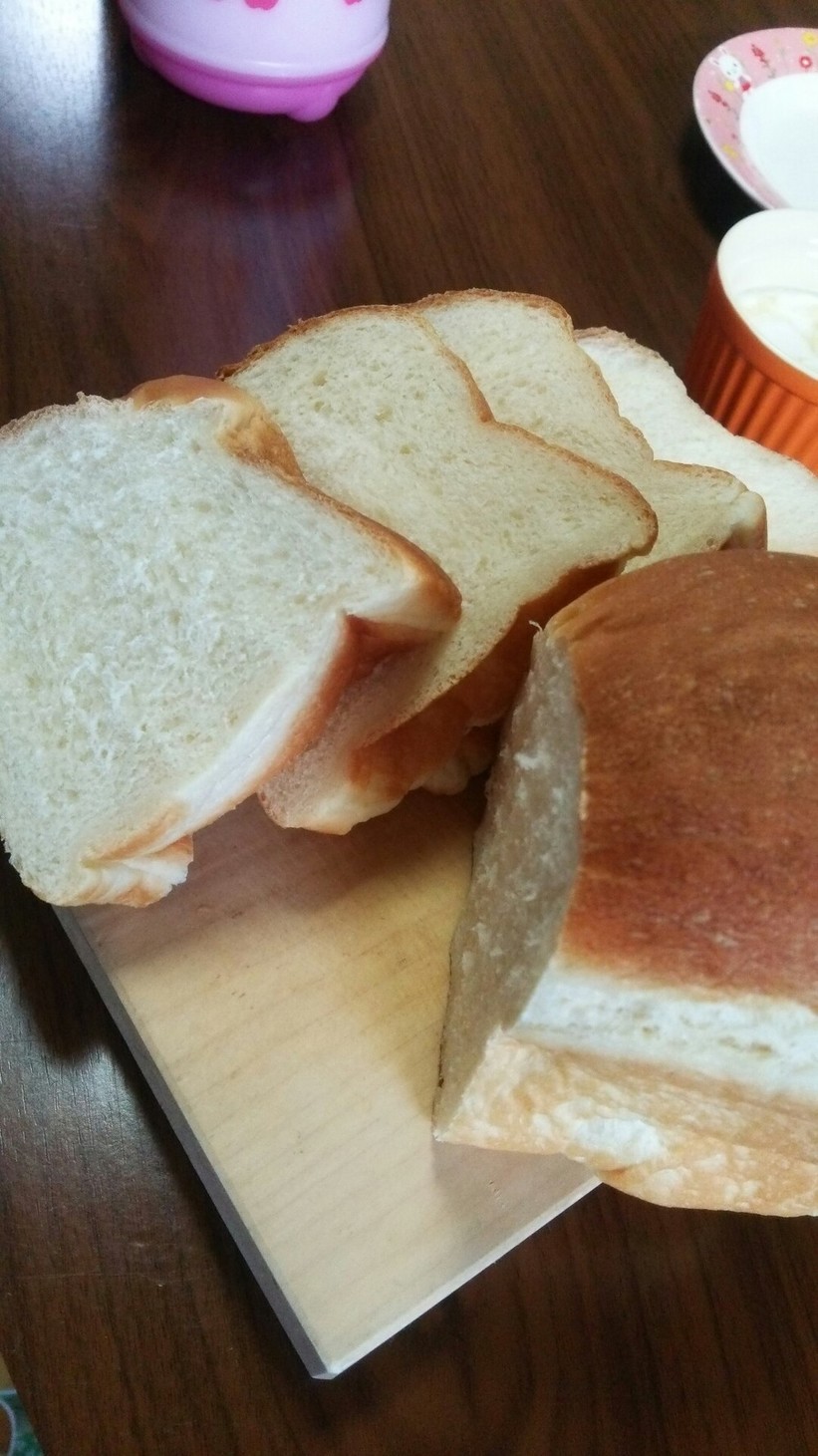 パン屋さんのほんのり甘いしっとり食パンの画像