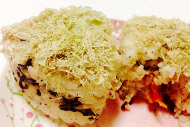 簡単絶品 お弁当に とろろ昆布梅おにぎり レシピ 作り方 By Mochi712 クックパッド 簡単おいしいみんなのレシピが378万品