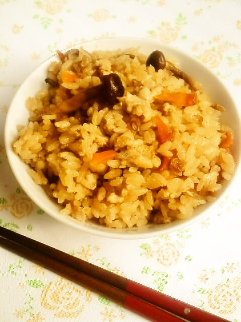 ☺豆腐と人参としめじの簡単炊き込みご飯☺の画像