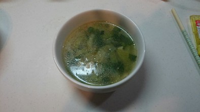 チンゲン菜とベーコンの中華スープの写真