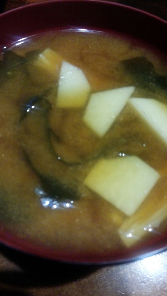 里芋とワカメの味噌汁の画像