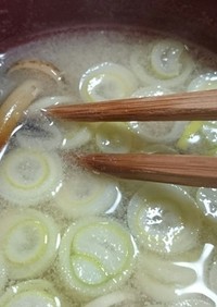 山採りエノキダケと椎茸、葱の味噌汁