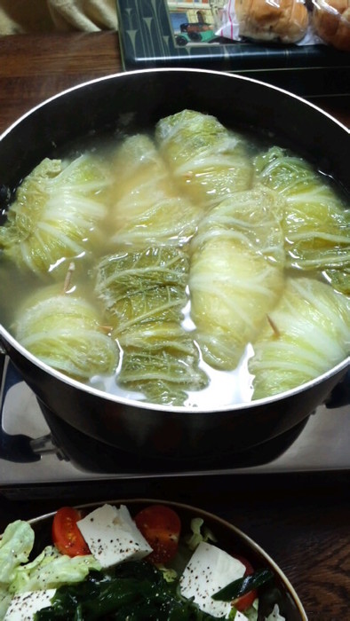 ちょっと和風！ごぼうの風味のロール白菜の写真