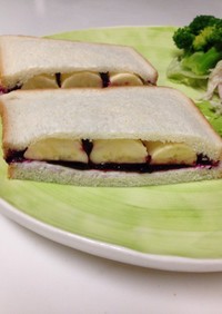 ブルベリクリチとバナナのサンドイッチ
