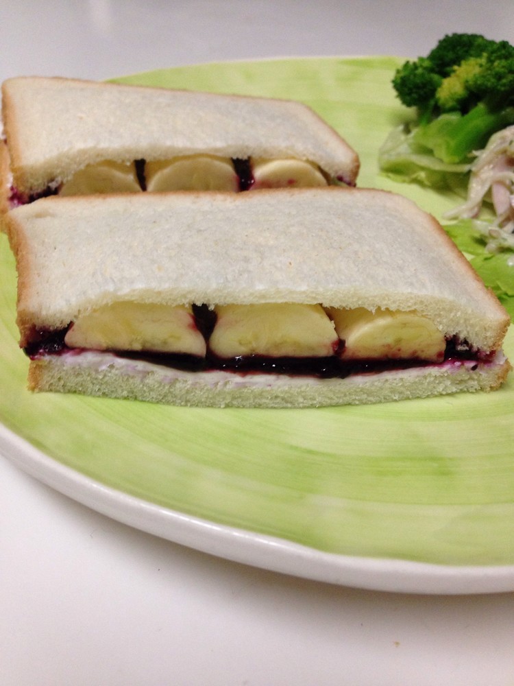 ブルベリクリチとバナナのサンドイッチの画像