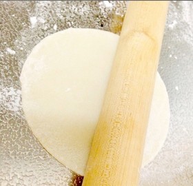 手作り餃子の皮を丸くモチモチに作るコツ