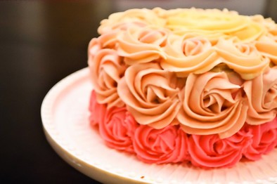 クリームチーズアイシング　バラのケーキの写真