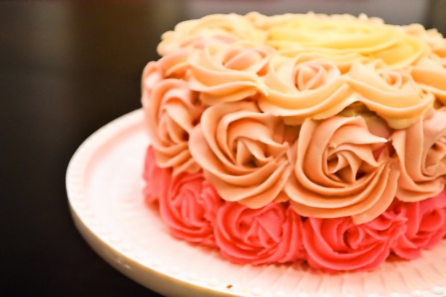 クリームチーズアイシング　バラのケーキの画像
