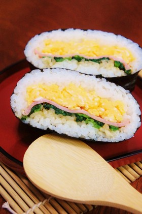 炒り卵とほうれん草バター醤油◆おにぎらず