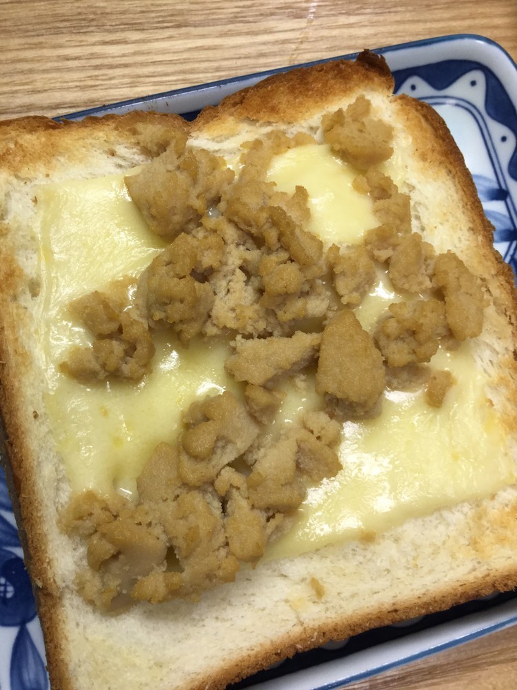 こうや豆腐のそぼろのチーズトーストの画像