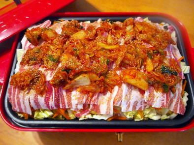 野菜と豚キムチのホットプレート蒸し鍋の写真