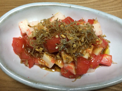 トマトと長芋のかりかりジャコのせサラダの写真