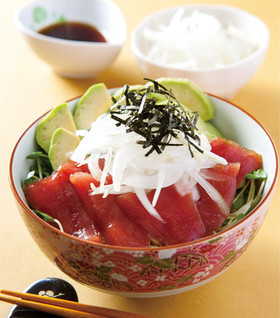 スライス玉ネギとマグロの漬け丼