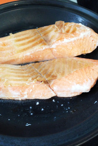 タジン鍋でつくる柔らか鮭の塩焼き