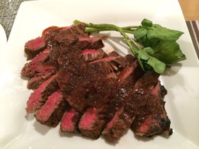 ランプ肉のビステッカ オニオンソース
