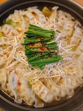 超簡単で美味しい！絶品餃子鍋【もつ鍋風】