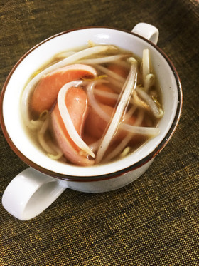 すぐ出来る☆もやしとウィンナーのスープ
