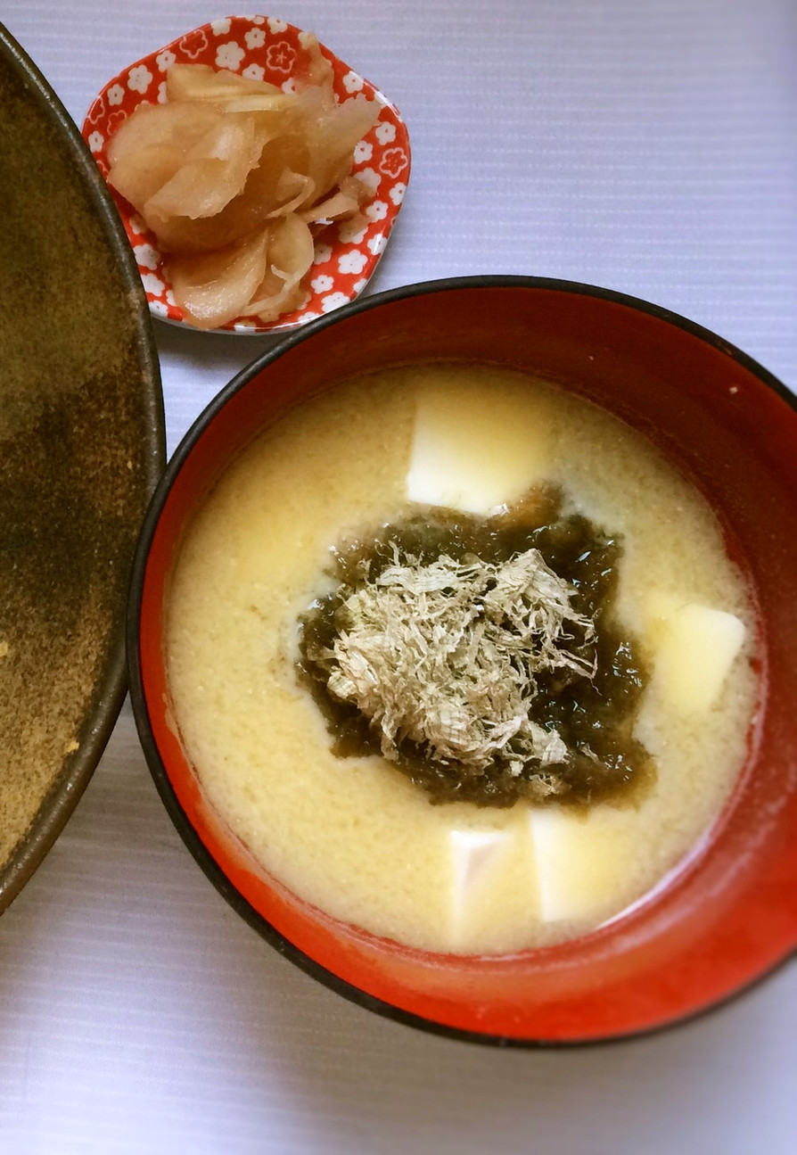 豆腐ととろろ昆布の味噌汁の画像