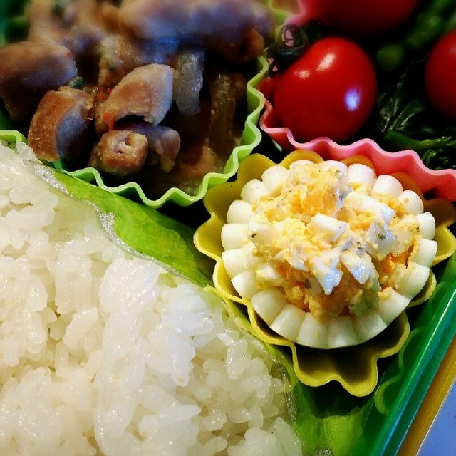 ゆで卵で飾り切りカップ キャラ弁 花 レシピ 作り方 By Kazumeiap クックパッド 簡単おいしいみんなのレシピが360万品