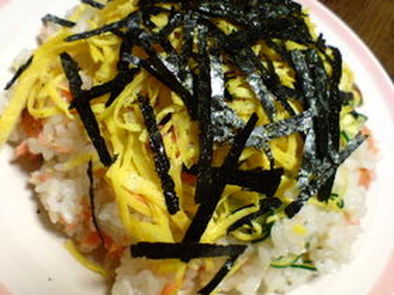 鮭の混ぜ寿司の写真