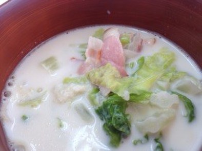 白菜とベーコンのミルクスープの写真