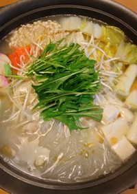 じっくり煮出したスープが自慢の鶏塩白湯鍋