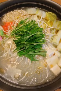 じっくり煮出したスープが自慢の鶏塩白湯鍋