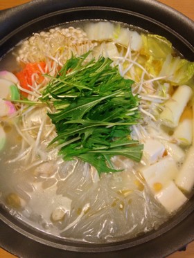 じっくり煮出したスープが自慢の鶏塩白湯鍋