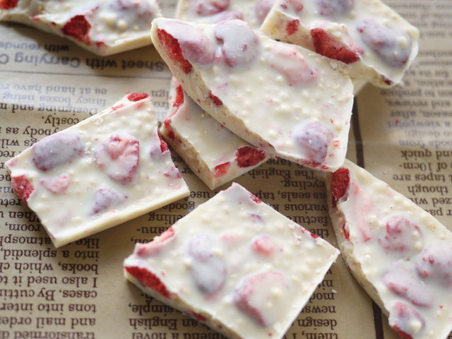 フリーズドライいちごのざっくり割りチョコ レシピ 作り方 By Onachikoo クックパッド 簡単おいしいみんなのレシピが366万品