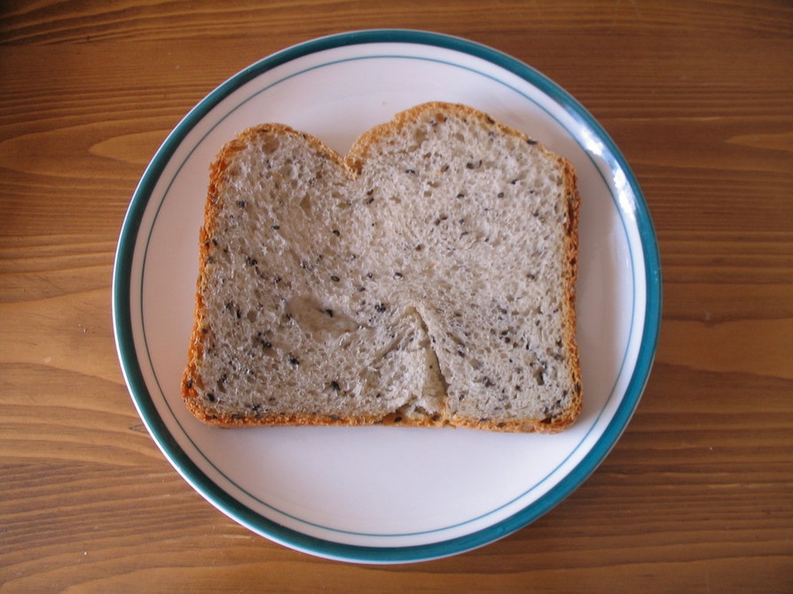 黒ごま食パン（ＨＢ使用）の画像