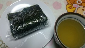 きのこダシの滲みたトロロ昆布のおにぎらず