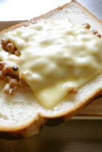 最速の納豆辛子付属のタレチーズトースト