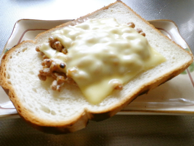 最速の納豆辛子付属のタレチーズトーストの画像