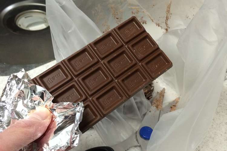 簡単 湯せん用チョコの作り方 レシピ 作り方 By Akkiewife クックパッド 簡単おいしいみんなのレシピが355万品