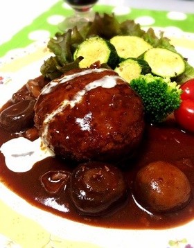 きのこたっぷり煮込みハンバーグ