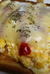 朝のトーストうまアレンジ☆ゆで卵ベーコン