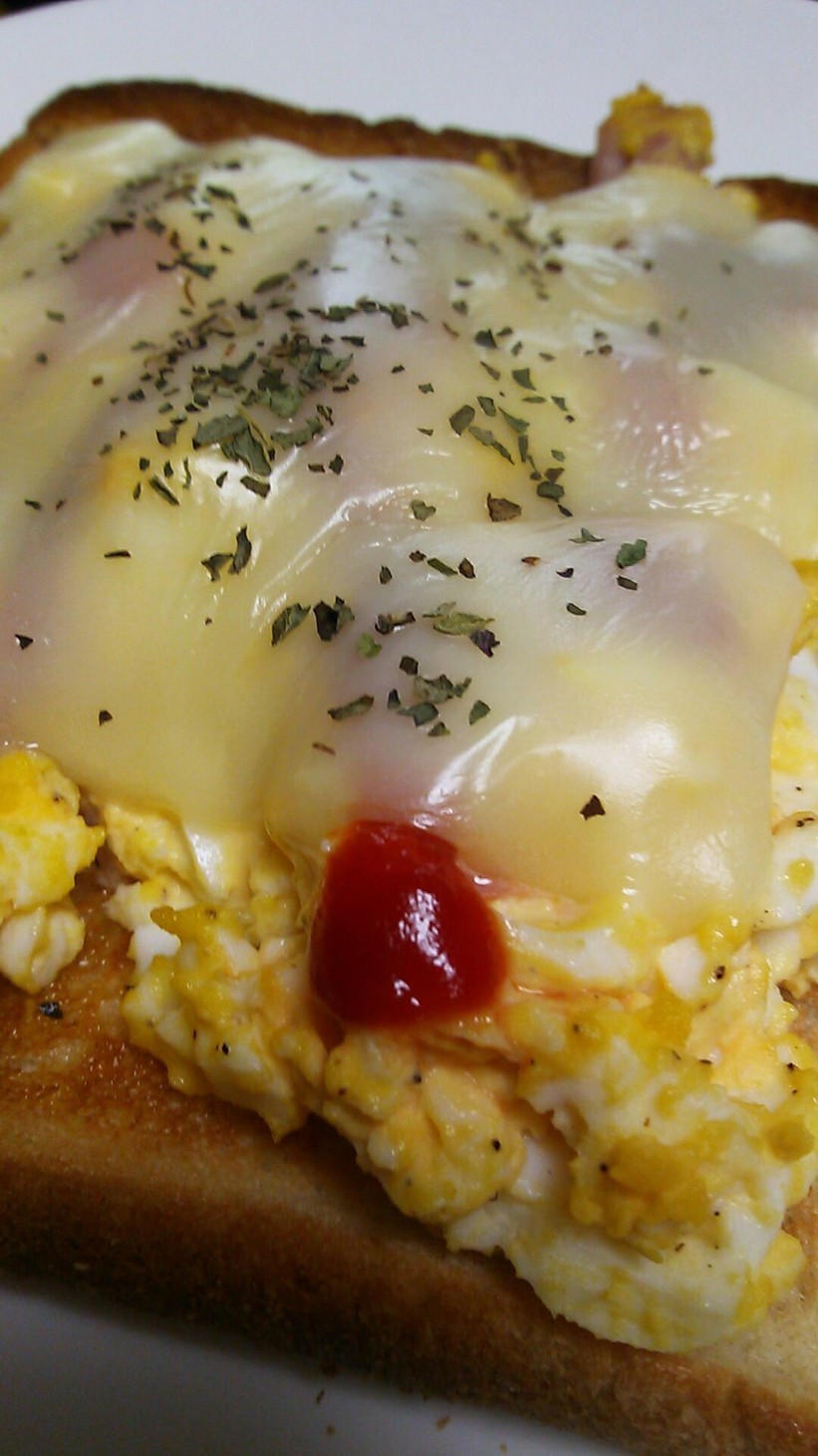 朝のトーストうまアレンジ☆ゆで卵ベーコンの画像