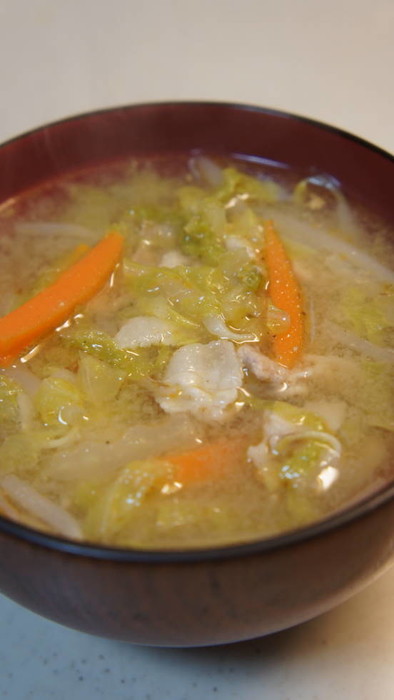白菜と豚バラ肉の味噌汁の写真