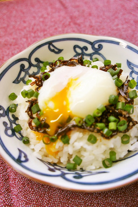 ご飯がすすむ!こもち昆布と温玉のっけ丼