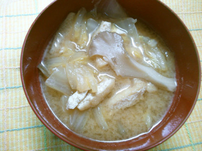 簡単　朝食　白菜　舞茸　油揚げの　味噌汁の写真