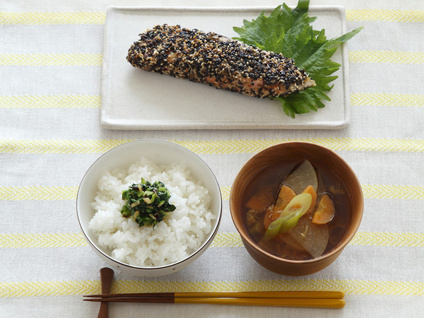 小松菜としょうがのふりかけご飯(写真左下)