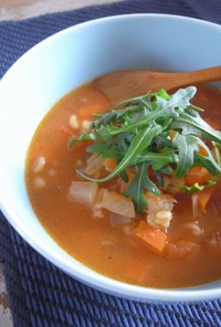 押し麦と野菜の味噌トマトスープ
