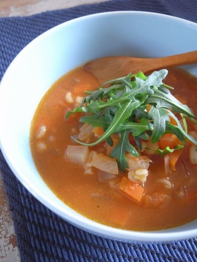 押し麦と野菜の味噌トマトスープの写真