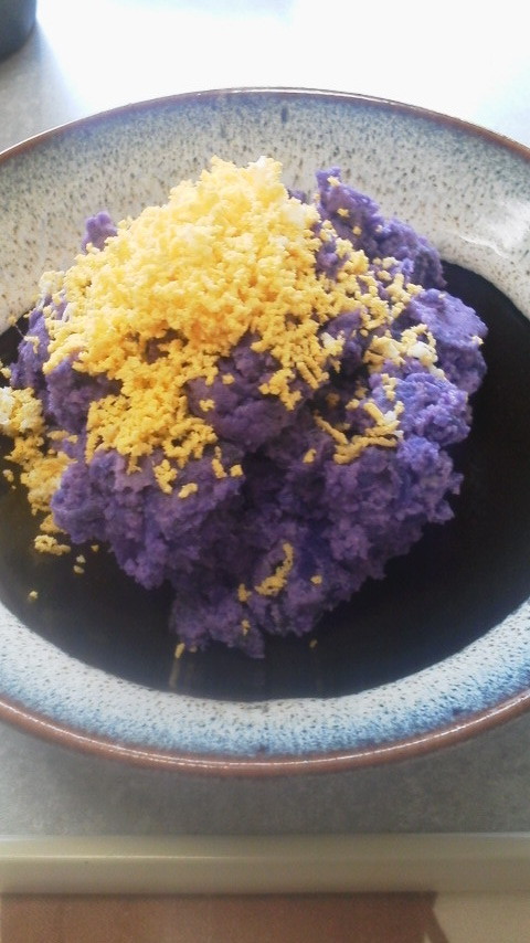 紫が鮮やかなポテトサラダの画像