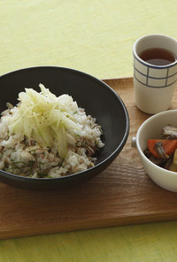 塩さばの混ぜご飯しょうがセロリ添え(写真左)