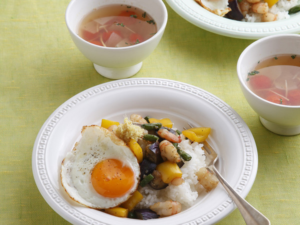 えびと夏野菜のしょうが炒め丼(写真下)