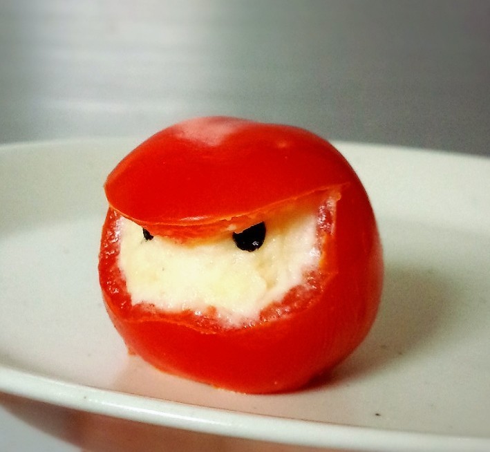 プチトマトでベイマックスロボの画像