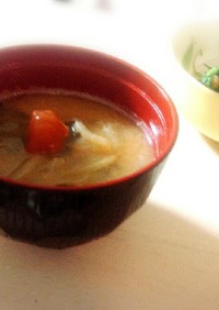 “梅干しのせ”玉ねぎ、ワカメの味噌汁