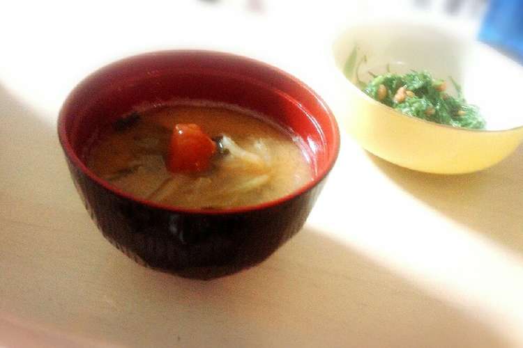 梅干しのせ 玉ねぎ ワカメの味噌汁 レシピ 作り方 By アベリ クックパッド 簡単おいしいみんなのレシピが358万品