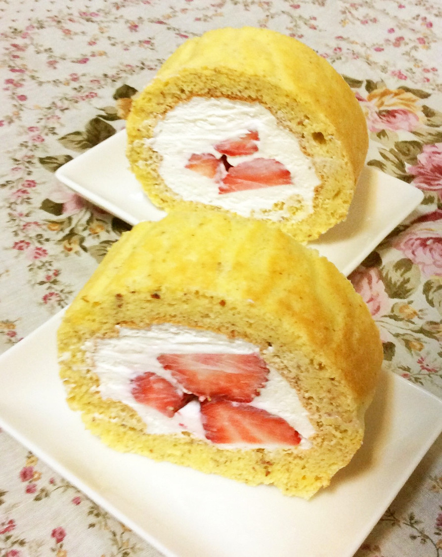 苺とチーズクリームの大豆粉ロールケーキの画像